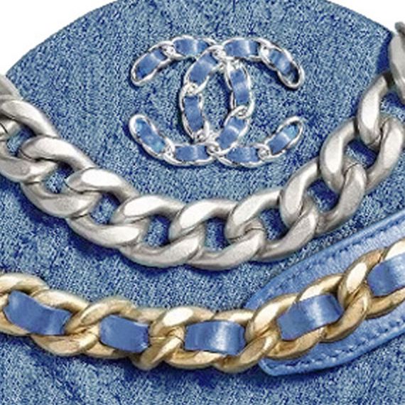 【 】 CHANEL 19