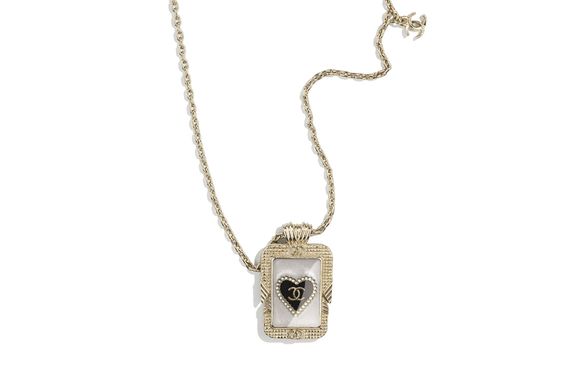 CHANEL / /